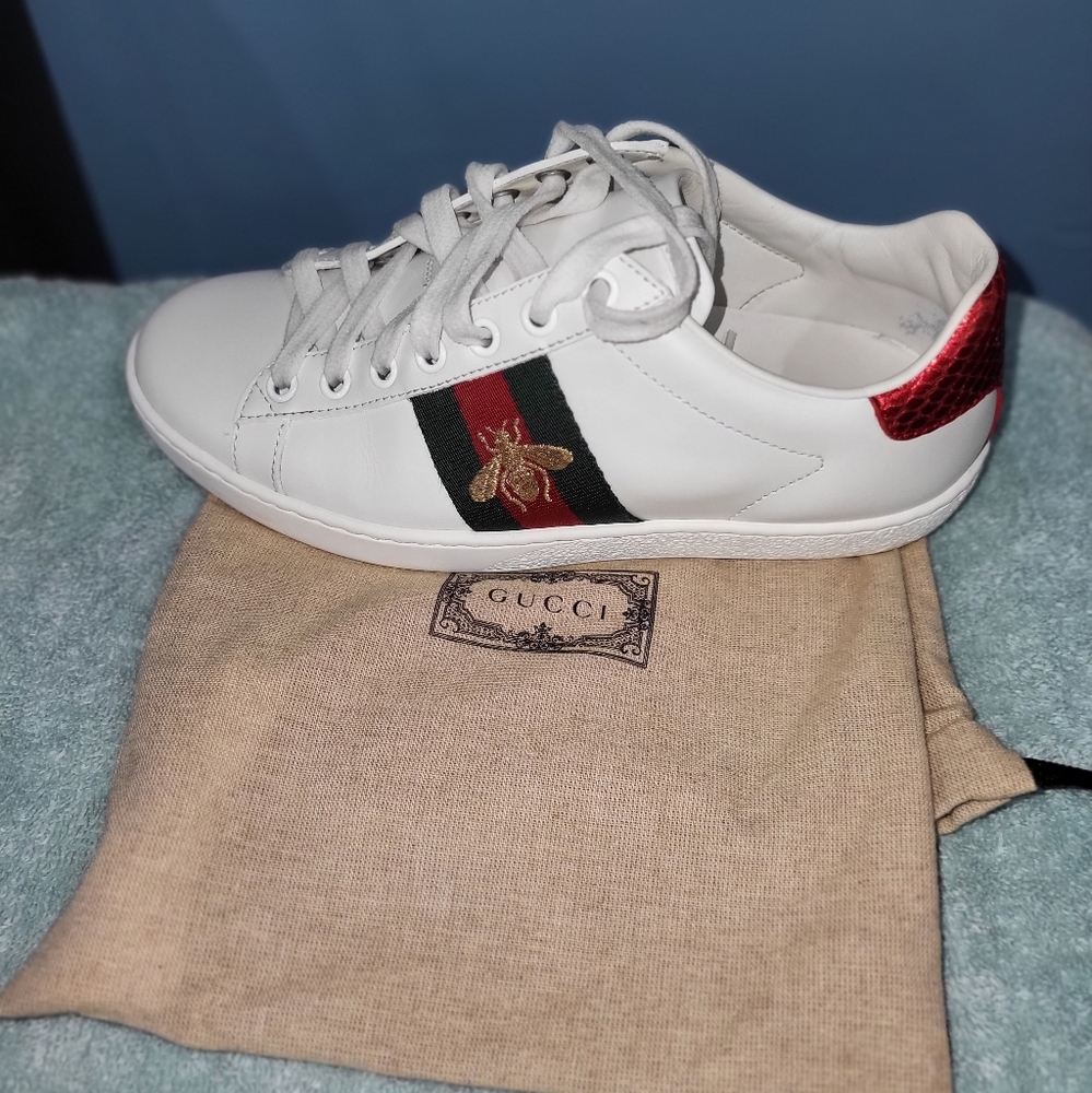 White gucci sneaker size 35.